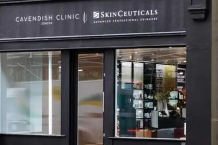 واجهة عيادة Cavendish Clinic لندن مع عرض منتجات العناية بالبشرة