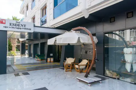 الواجهة الخارجية لمركز Esdent Dental مع مدخل حديث ومنطقة جلوس خارجية