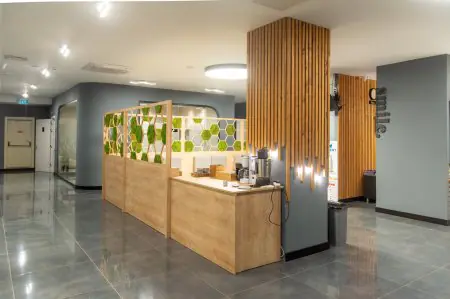 منطقة الاستقبال في Esdent Dental Centre بديكور حديث ومحطة قهوة
