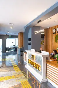 منطقة الاستقبال في مركز Esdent Dental Centre بتصميم عصري وطاقم ودود
