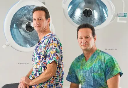 جراحون في غرفة العمليات بمركز لندن لجراحة التجميل LCAS