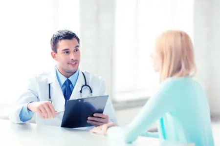 طبيب يستشير مريضًا في عيادة The Mayfair Medical، مكتب حديث ومضيء