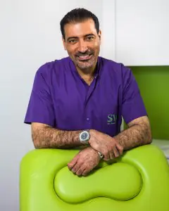 جراح تجميل في عيادة Dr SW Plastic Surgery London بداخل حديث