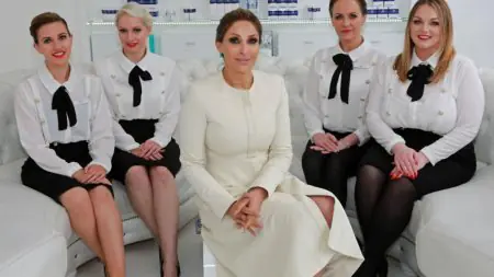 فريق الطاقم الطبي في عيادة Dr Nyla Raja Cosmetic Clinic London بمنطقة استقبال حديثة