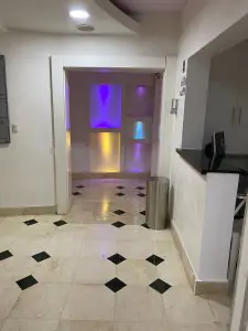 ممر عيادة Centromedicovergel بإضاءة حديثة وأرضية مبلطة