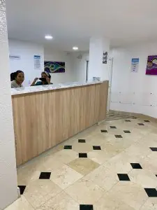 مكتب استقبال في عيادة Centromedicovergel مع طاقم وديكور حديث