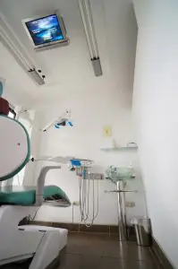 غرفة علاج أسنان حديثة في Kaver Dental Clinic مزودة بمعدات متقدمة