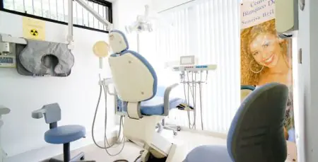 غرفة علاج أسنان بمعدات حديثة في عيادة Kaver Dental Clinic