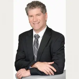عضو فريق محترف في عيادة Kaver Dental Clinic بملابس رسمية