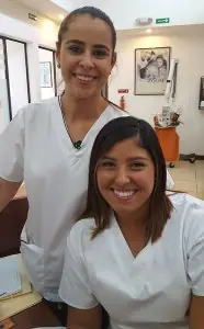 Personal de Dentavac Dental Clinic en la recepción en San José, Costa Rica