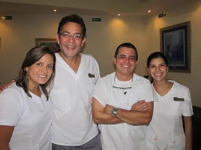 Personal de Dentavac Dental Clinic con uniforme en la recepción, Costa Rica