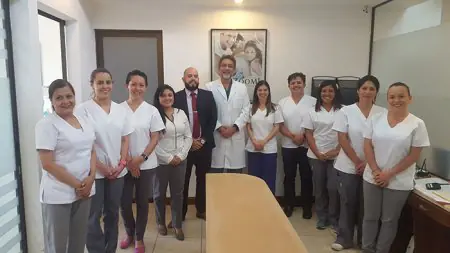 Equipo del personal de Dentavac Dental Clinic en la oficina, Costa Rica
