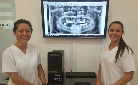 Personal de Dentavac Dental Clinic con equipo de radiografía dental