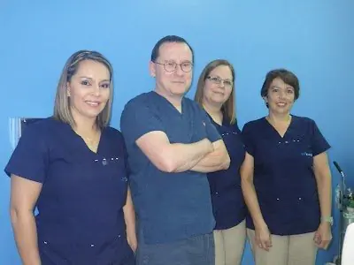 Equipo dental en la Clínica Dr. Jairo Vargas, Costa Rica, con uniformes azul marino