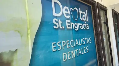 Cartel exterior de la clínica Dental St. Engracia, especialistas dentales en México