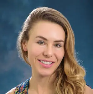 صورة لطبيبة تبتسم في عيادة Dr. Kristelle Lusby