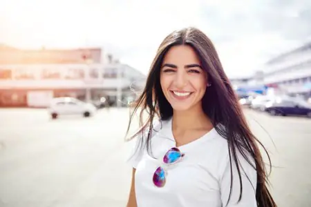 الواجهة الخارجية لمركز Cosmetic Laser Medical Center مع موقف سيارات تحت أشعة الشمس