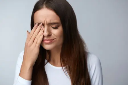 امرأة تلمس عينها، قد يكون هناك انزعاج أو تهيج في العين