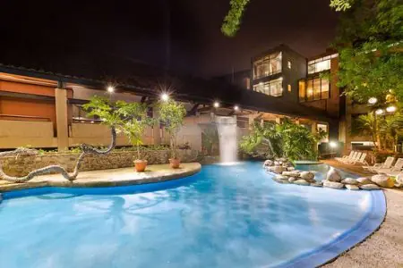 Área de piscina exterior en la clínica Botox Costa Rica con paisajismo tropical