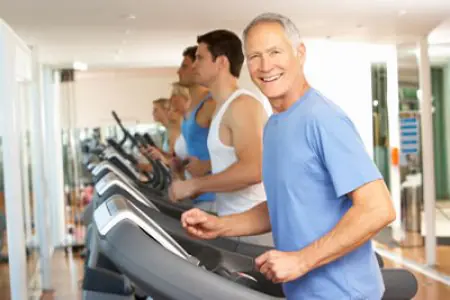Gimnasio de rehabilitación en la clínica Botox Costa Rica con pacientes en cintas