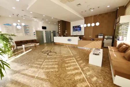 منطقة استقبال في Alfa Dental Center بمقاعد حديثة وديكور داخلي مشرق