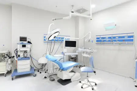غرفة علاج أسنان حديثة بمعدات متطورة في Alfa Dental Center