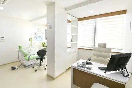 غرفة علاج الأسنان ومكتب حديث في Alfa Dental Center