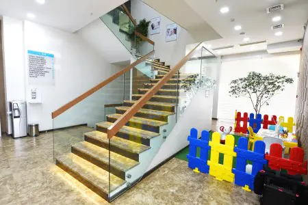 درج حديث ومنطقة لعب للأطفال في مركز ألفا لطب الأسنان