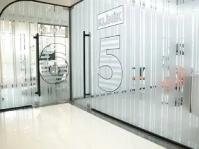 ممر عيادة Denthub مع أبواب زجاجية حديثة وغرف علاج مرقمة