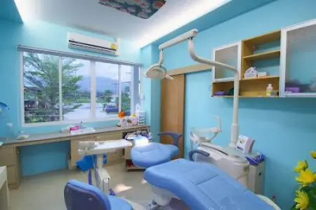 غرفة علاج أسنان بمعدات حديثة في عيادة Empress Dental