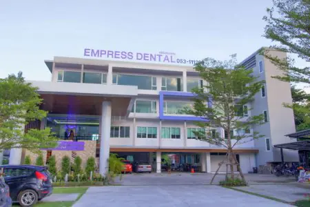 واجهة عيادة Empress Dental في شيانغ ماي، مركز أسنان حديث