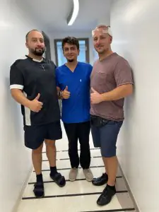 ممر عيادة مارو مع الطاقم الطبي ومريض بعد زراعة الشعر