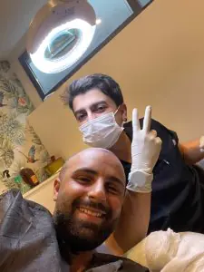 غرفة زراعة الشعر في عيادة مارو مع الطاقم الطبي والمريض