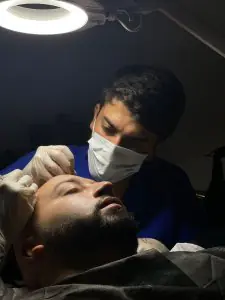 إجراء زراعة الشعر في عيادة مارو مع أخصائي تحت إضاءة جراحية