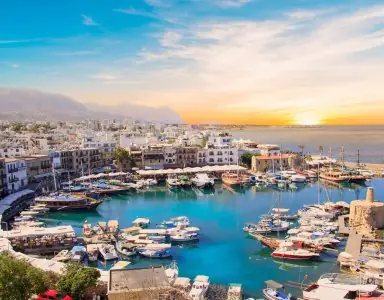Puerto de Kyrenia en Chipre cerca de IVOX Hospital & Cyprus IVF Centre, vista costera