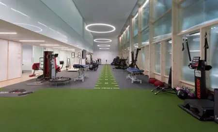 Gimnasio de rehabilitación con equipos modernos en Olympia Quironsalud, Madrid