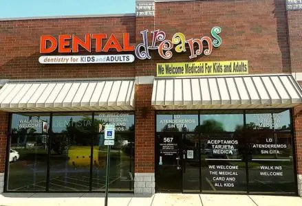 الواجهة الخارجية لعيادة Dental Dreams في شيكاغو، طب أسنان عائلي للأطفال والبالغين