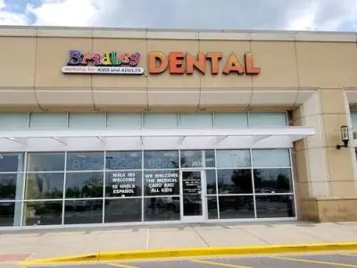مدخل عيادة Bradley Dental في كيدزي، منشأة أسنان حديثة
