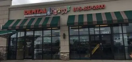 واجهة عيادة The Dental Clinic-Kedzie مع مظلات مخططة في إلينوي