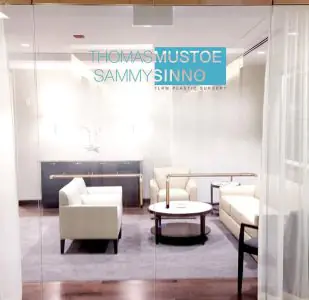 منطقة انتظار في عيادة TLKM Plastic Surgery بمقاعد وديكور عصري