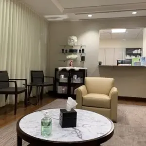 غرفة انتظار في عيادة TLKM Plastic Surgery بأثاث حديث في الولايات المتحدة