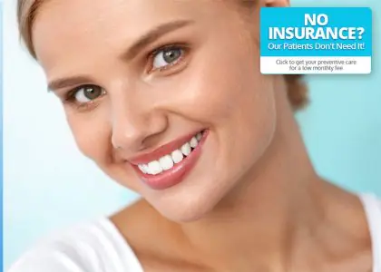 Paciente sonriente con dientes sanos en banner promocional de Family Dental Clinic PC
