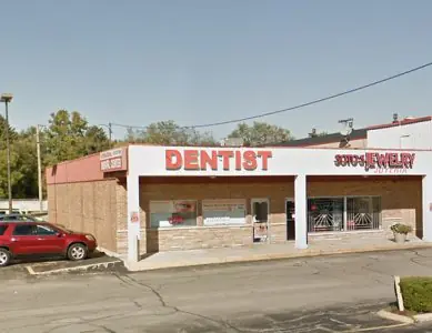 الواجهة الخارجية لمركز International Dental Center مع لافتة العيادة ومنطقة مواقف