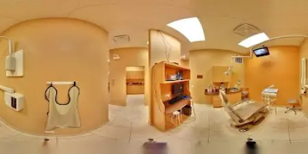 Sala de tratamiento dental en 1st Family Dental of Logan Square con equipo moderno