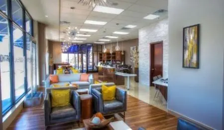 Sala de espera moderna en 1st Family Dental of Logan Square, clínica en Chicago