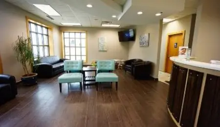 Sala de espera en 1st Family Dental of Logan Square, clínica dental moderna en Chicago