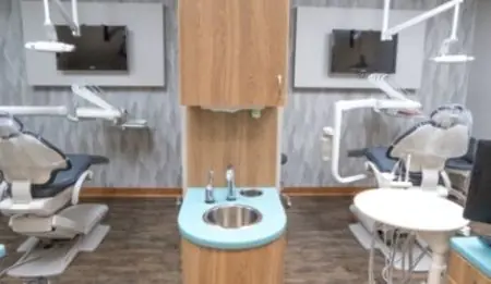 Sala de tratamiento dental en 1st Family Dental of Logan Square con equipo moderno