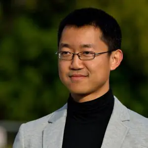 عضو طاقم في عيادة Dr. Zhong بملابس رسمية في الهواء الطلق