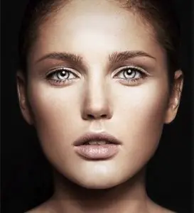 Primer plano de rostro femenino con piel natural tras cirugía plástica en clínica de Chicago