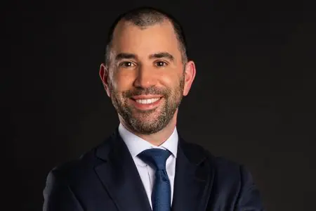 جراح تجميل في عيادة Iteld Plastic Surgery، صورة احترافية